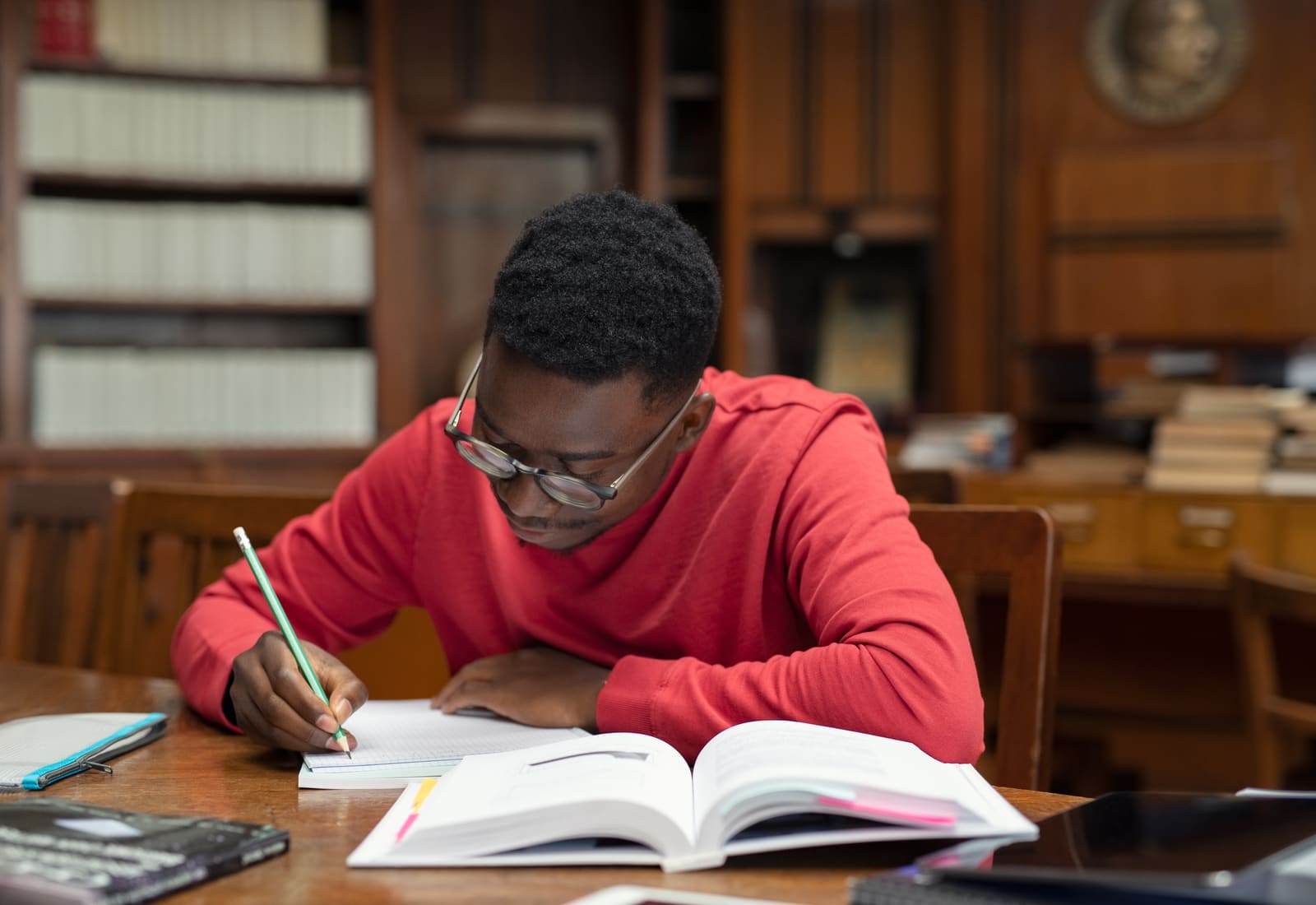 Student bereitet sich in der Bibliothek auf die Statistik-Prüfung vor