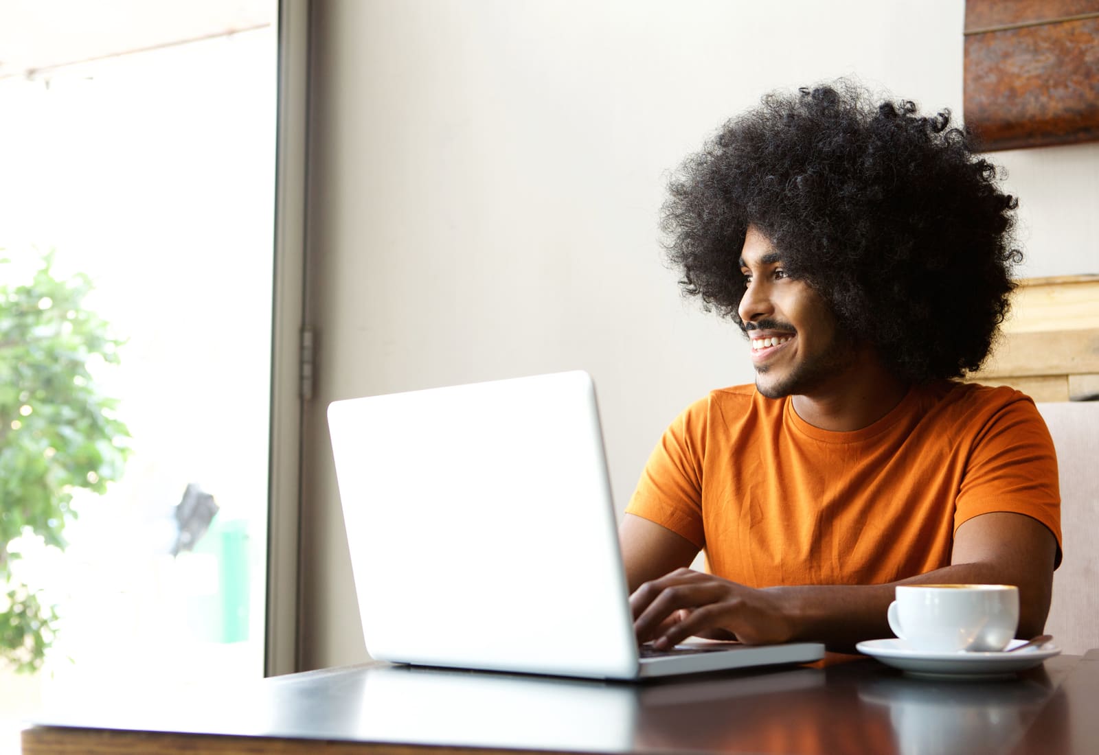 Studierende lernt Machine Learning am Laptop